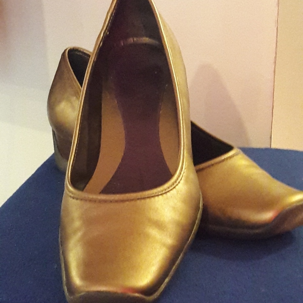 Aerosoles. Bronze wedge shoes
